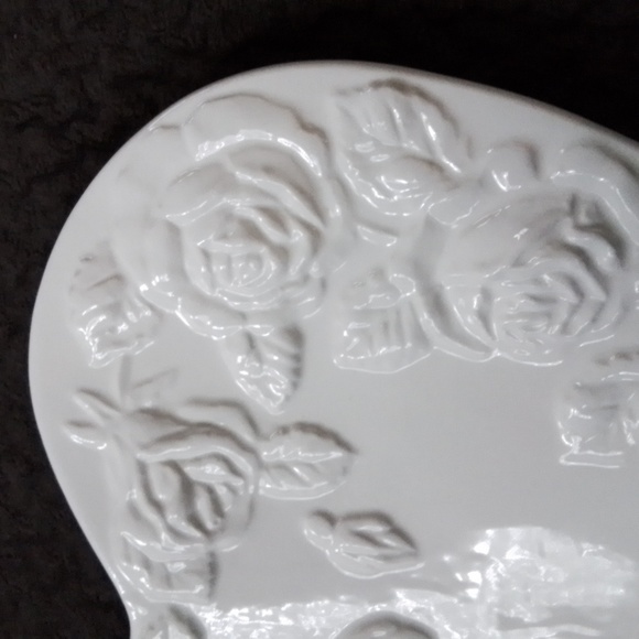 Casafina white heart shaped ceramic plate with roses - Picture 2 of 3